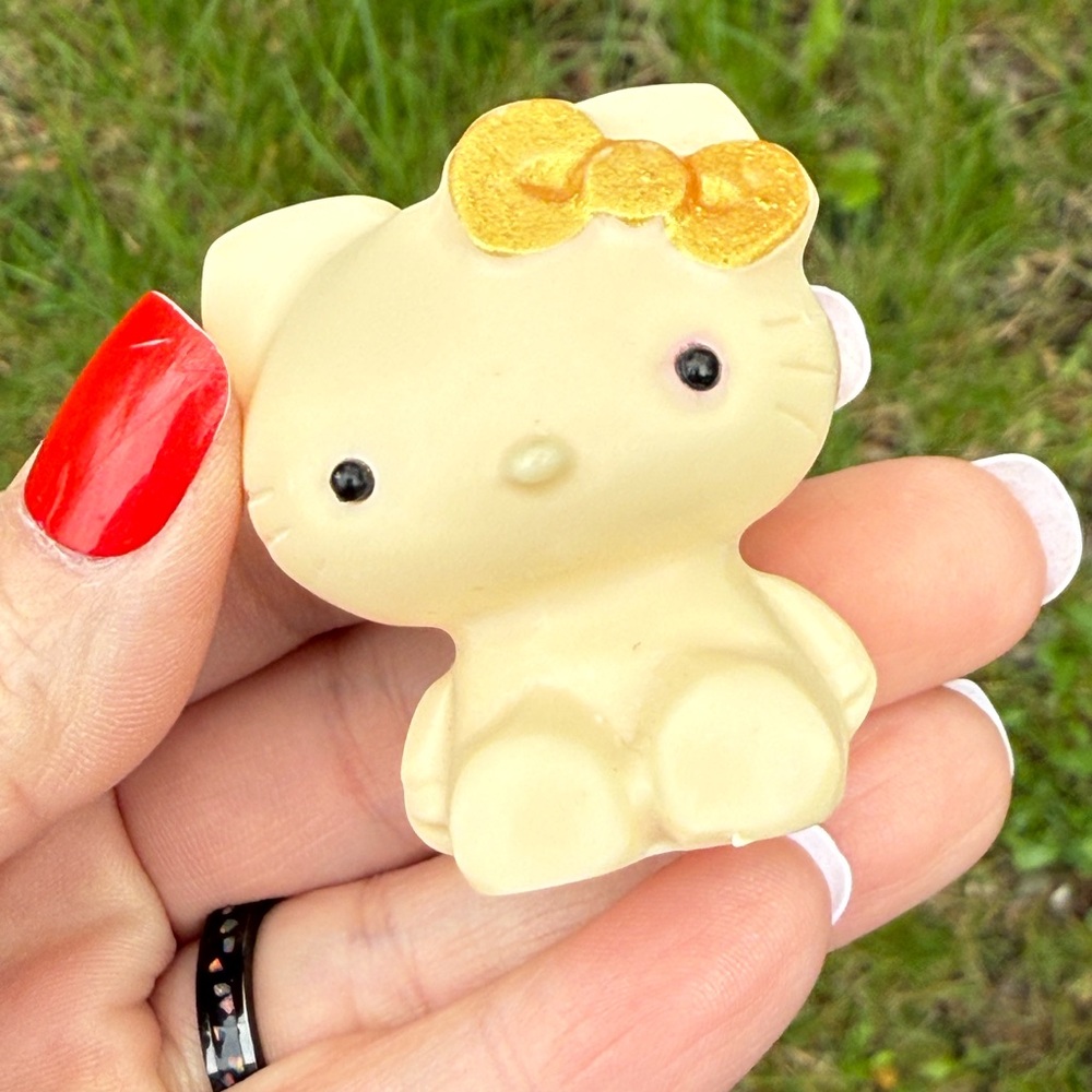 Ivory Nut Hello Kitty